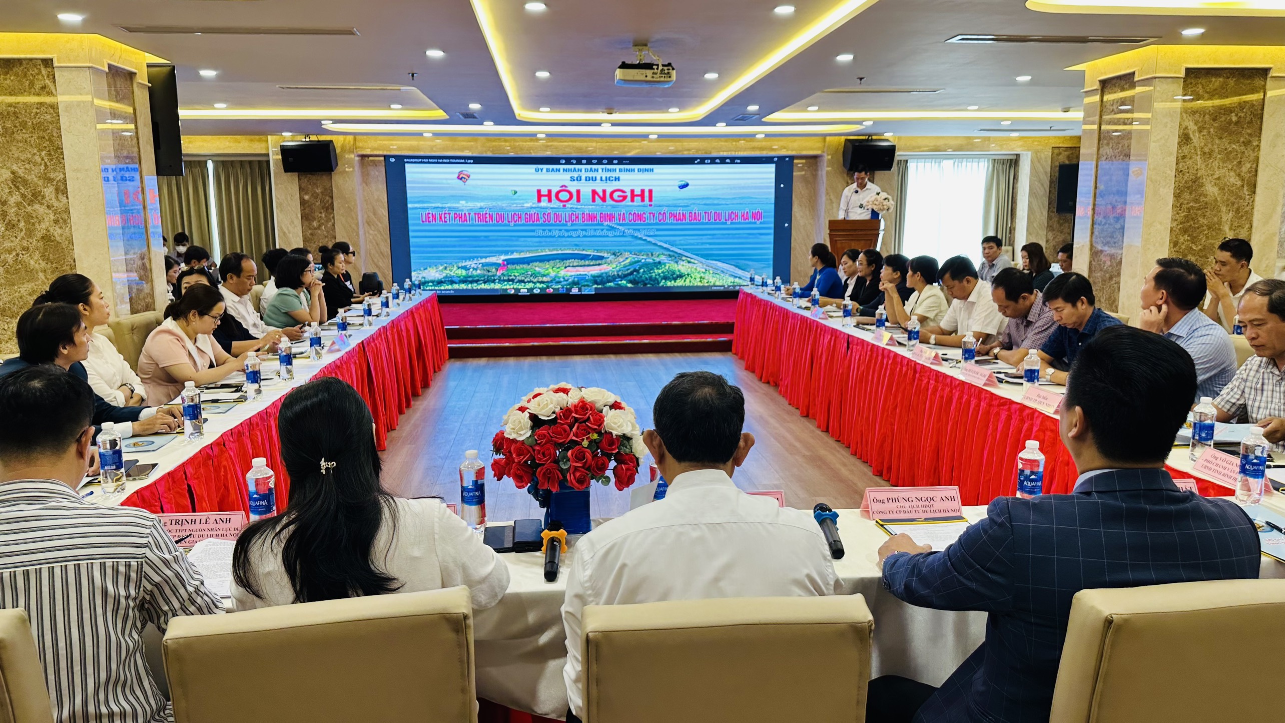 Hội nghị “Liên kết, hợp tác phát triển du lịch giữa Sở Du lịch Bình Định và Công ty Cổ phần Đầu tư Du lịch Hà Nội” tại Bình Định.